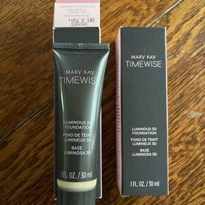 Mary Kay Luminous 3D Foundation. NIB